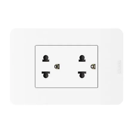 Tomacorriente doble con línea a tierra